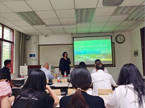 新媒體學院舉辦“創新點燃青春，創業領航卓越”主題培訓活動